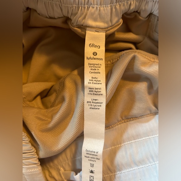 Lululemon lined hotty hot shorts 2.5 - Picture 3 of 3